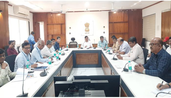 पीक कर्ज वितरणाचे उद्दिष्ट सर्व बँकांनी शंभर टक्के पूर्ण करावे : जिल्हाधिकारी संतोष पाटील