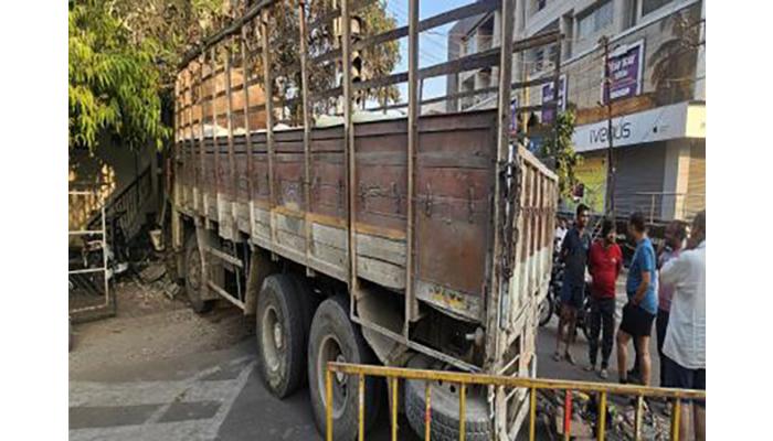 चालकाचा ताबा सुटल्याने भरधाव माल ट्रक रुग्णालयापर्यंत