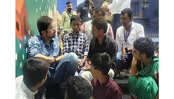 आमिर खानचा संतोष देशमुखांच्या कुटुंबाला धीर
