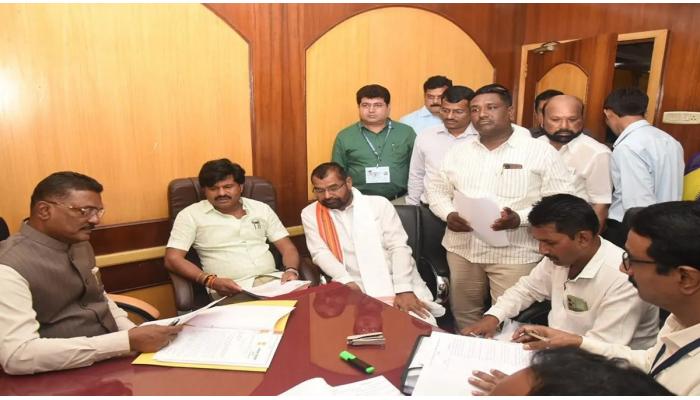 3 वर्षांपेक्षा जास्त काळ एकाच मुख्यालयात राहणाऱ्या अधिकाऱ्यांची बदली करा