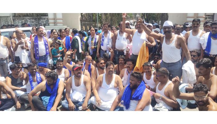 रिपाई आठवले गटाचे अर्धनग्न आंदोलन