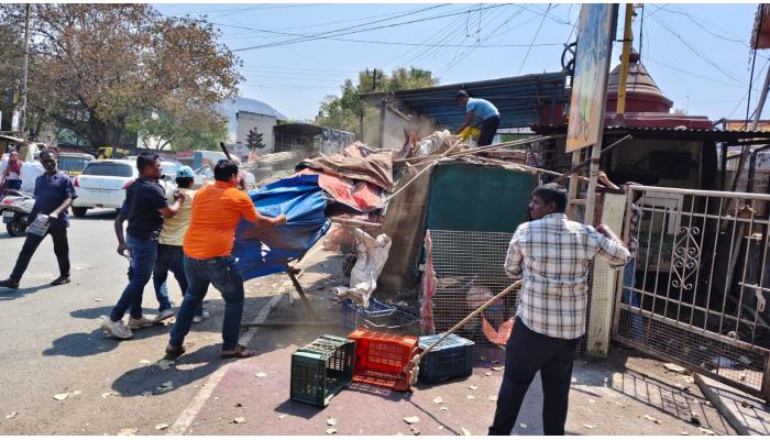 पालिकेने हटवली साईबाबा मंदिर परिसरातील अतिक्रमणे