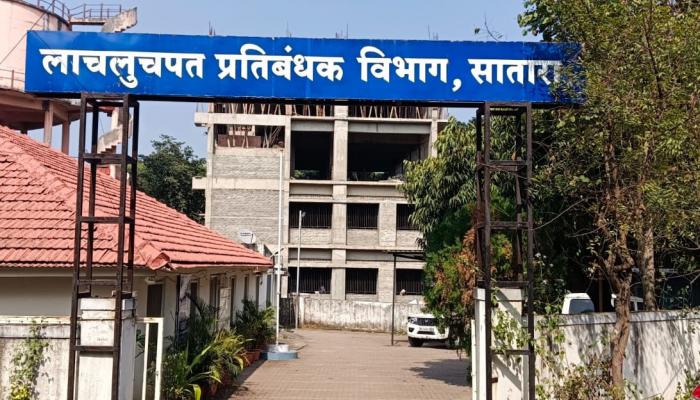 दहा लाखाची लाच मागणार्या मुख्याधिकार्यांसह चौघांवर गुन्हा