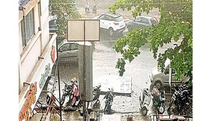 कराडमध्ये वादळी पावसाने होर्डिंगचा भाग कोसळला