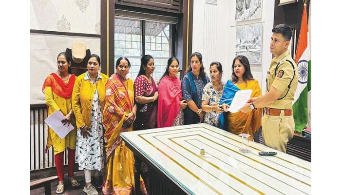 अश्लील नृत्यांच्या कार्यक्रमांवर बंदी घाला
