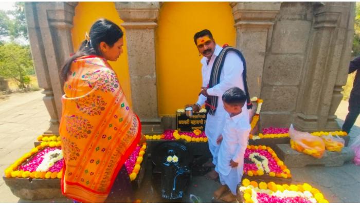 स्वामी ओम मल्हारी प्रतिष्ठानच्या वतीने महाराणी ताराबाई यांच्या समाधीला वज्रलेप
