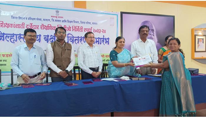 'चिमणी पाखरं' या पुस्तकाचा राज्य पातळीवर गौरव
