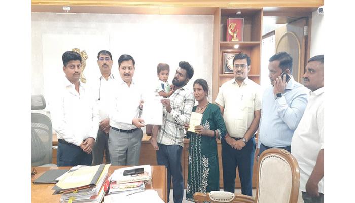 अक्षय चव्हाण यांच्या कुटुंबीयांना सर्व अधिकार मिळवून देणार : जिल्हाधिकारी