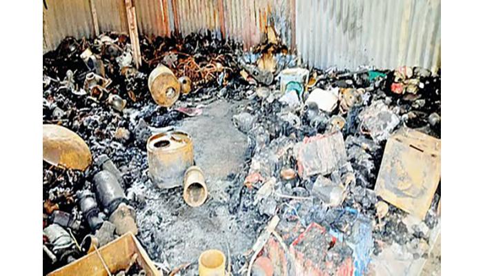 कोरेगावमध्ये शॉर्टसर्किटमुळे दोन दुकानांना आग