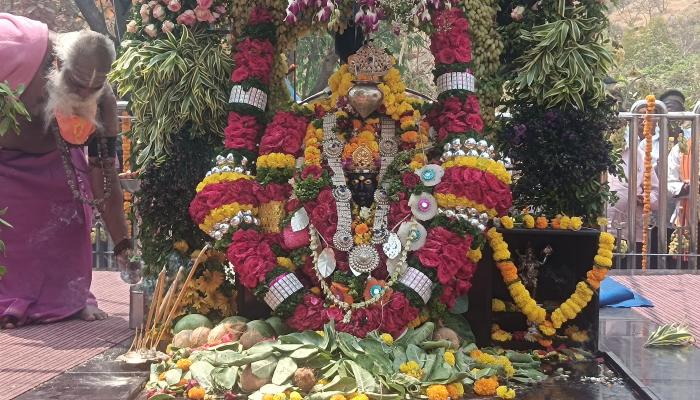 श्री शनैश्वर देवस्थान सोळशी येथे शनी अमावास्या निमित्ताने भाविकांची दर्शनासाठी गर्दी
