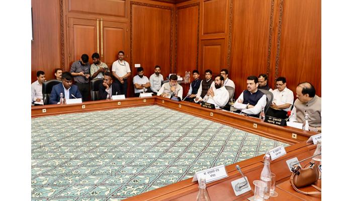 ‘एमआयडीसी’ असलेल्या गावांना औद्योगिक नगरीचा दर्जा देण्याचे धोरण करावे : मुख्यमंत्री फडणवीस