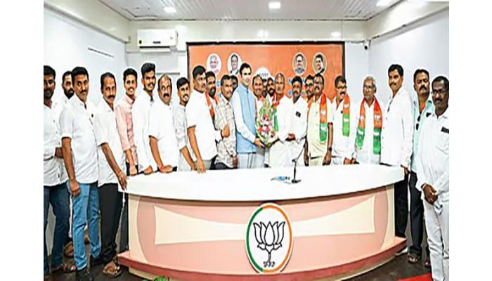 मलकापूरच्या चांदे काका-पुतण्याचा अतुल भोसलेंच्या उपस्थितीत भाजपमध्ये पक्षप्रवेश