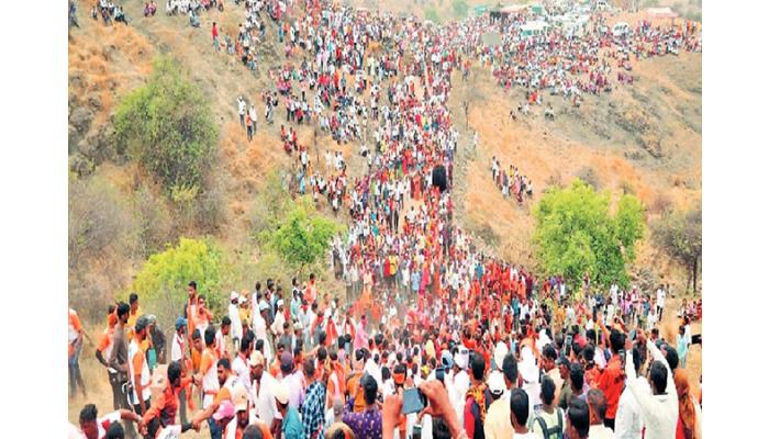 संत तेल्या भुत्याच्या कावडीने सर केला मुंगी घाट