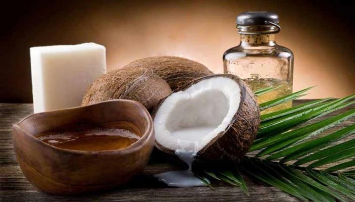 रात्री झोपण्यापूर्वी चेहर्यावर नारळाचं तेल लावण्याचे हे आहेत फायदे