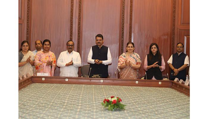 सौर कृषी वाहिनी योजनेच्या अंमलबजावणीबद्दल मुख्यमंत्र्यांकडून अधिकाऱ्यांचे अभिनंदन