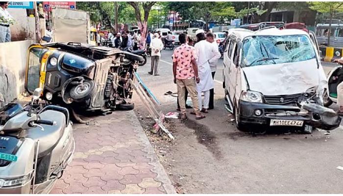 भरधाव कारची 9 ते 10 वाहनांना धडक