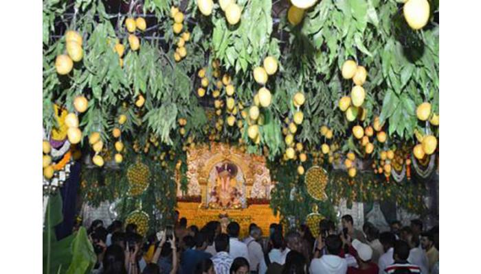 दगडूशेठच्या बाप्पाला अक्षय्यतृतीयेनिमित्त ११ हजार आंब्यांचा महानैवेद्य