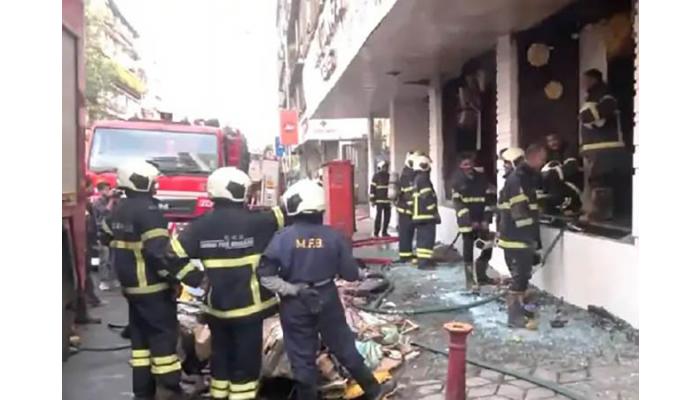 पेडर रोडवरील कापडाच्या शोरूममध्ये भीषण आग