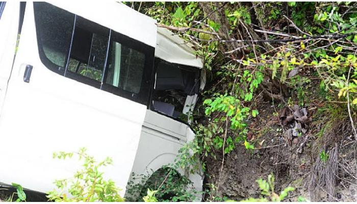 जम्मू-काश्मीरमध्ये बस दरीत कोसळली