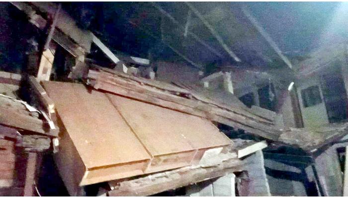 यादोगोपाळ पेठेतील जुनी इमारत कोसळली