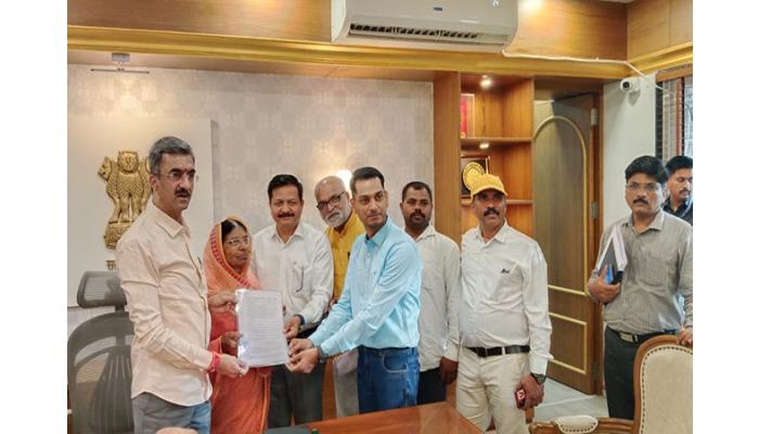 शहिदांच्या वारसांचे शासकीय जमिन वाटपाचे प्रश्न संवेदनशीलतेने सोडवावेत.-पालकमंत्री शंभूराज देसाई