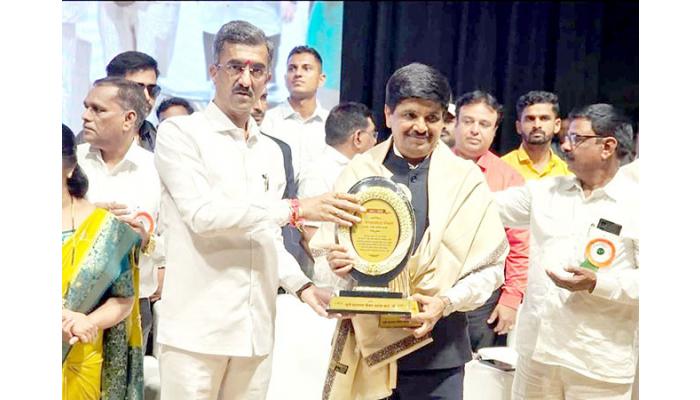 उपमुख्यमंत्री एकनाथ शिंदे यांना श्रम महर्षी, तर यशवंतभाऊ भोसले यांना श्रमयोगी पुरस्कार प्रदान