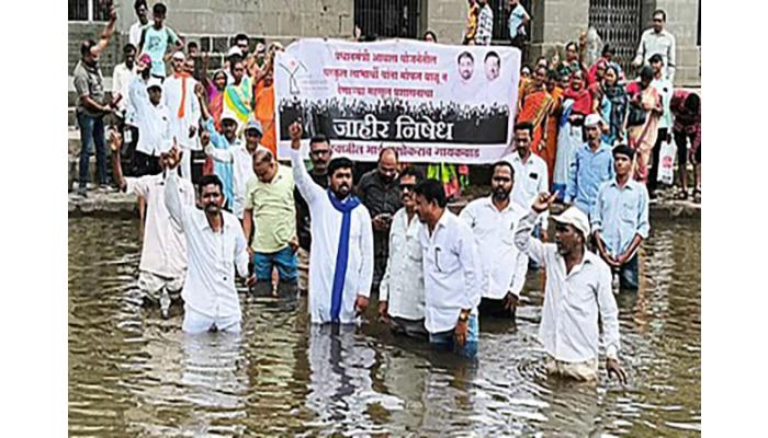 घरकुल आवास योजनेतील लाभार्थ्यांचे वाईत जलसमाधी आंदोलन