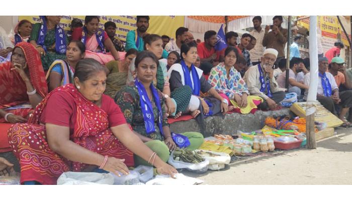 जिल्हाधिकारी कार्यालयावर विक्रेत्यांनी भरवला चक्क बाजार