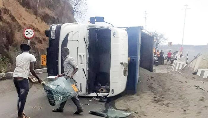 यवतेश्वर घाटात डंपर पलटल्याने तीन मुली जखमी