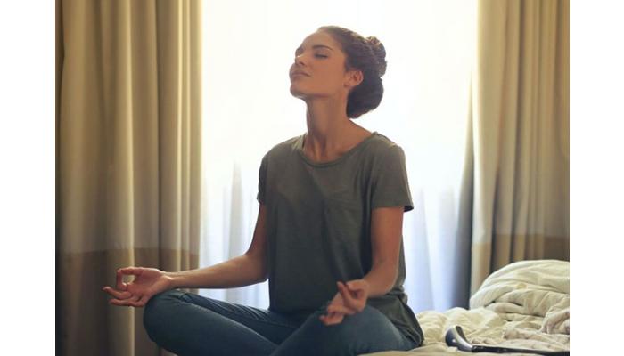 कायम तंदुरुस्त आणि निरोगी राहण्यासाठी सकाळी उठल्यानंतर फॉलो करा 'या' सोप्या टिप्स