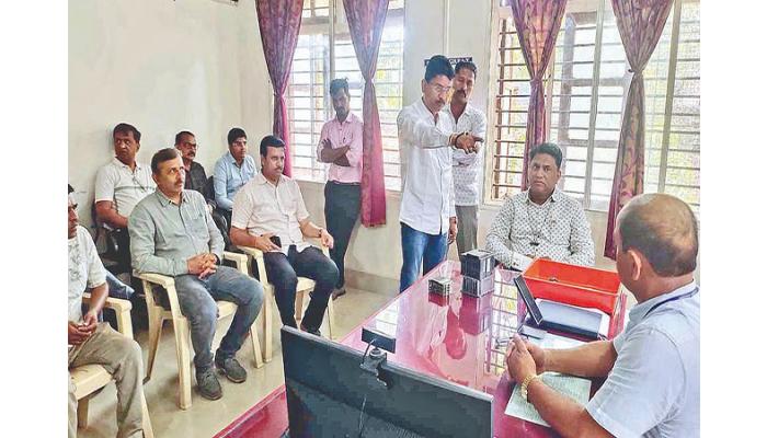 ओगलेवाडी ग्रामस्थांनी वीज वितरणच्या अधिकाऱ्यांना धरले धारेवर