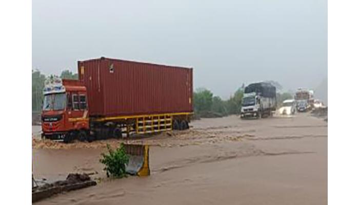 मुसळधार पावसामुळे पुणे-बेंगळुरु महामार्गावर पाणी साचल्याने एक तास वाहतूक बंद