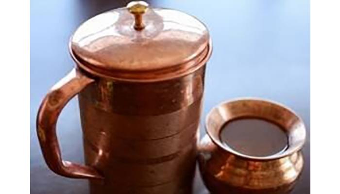 तांब्याच्या भांड्यात ठेवलेले पाणी पिण्याचे फायदे तसेच अनेक तोटेही