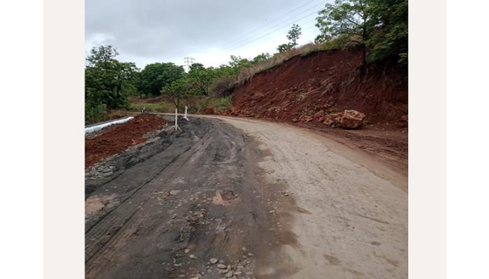 ठोसेघर जवळील बोरणे घाटात कोसळली दरड