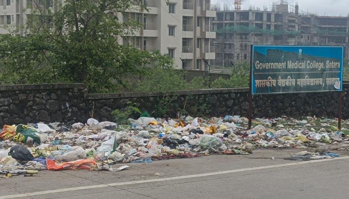 सातारा मेडिकल कॉलेजच्या दारात कचराच कचरा