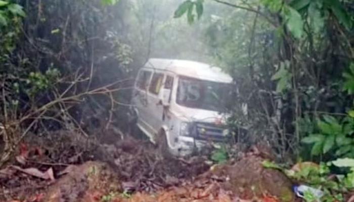 भांबवली येथे मिनी बस खड्ड्यात कोसळून तीनजण जखमी