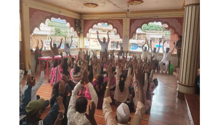 कुंभरोशी व तापोळा येथील नागरिकांना तहसीलदार तेजस्विनी पाटील यांच्या उपस्थितीत आपत्ती व्यवस्थानाबाबत मार्गदर्शन