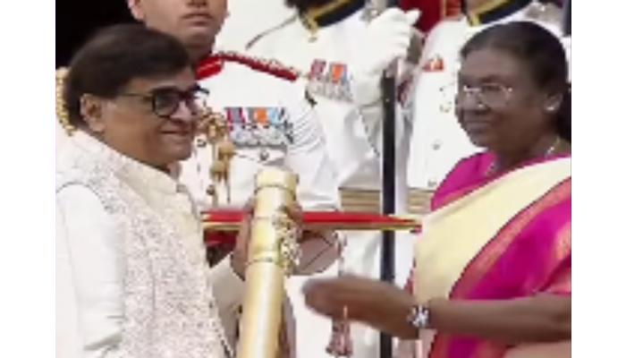 दिग्गज अभिनेते अशोक सराफ यांचा पद्मश्री पुरस्काराने सन्मान