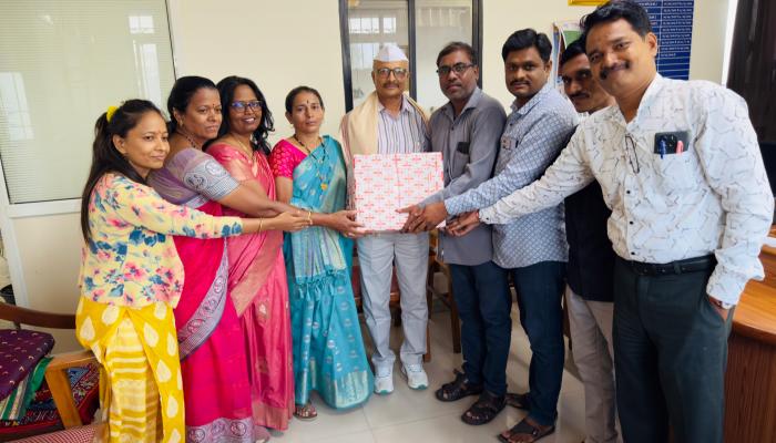 जिल्हा माहिती कार्यालयातील वाहनचालक विष्णु शिंदे यांचा सेवापूर्तीनिमित्त सत्कार