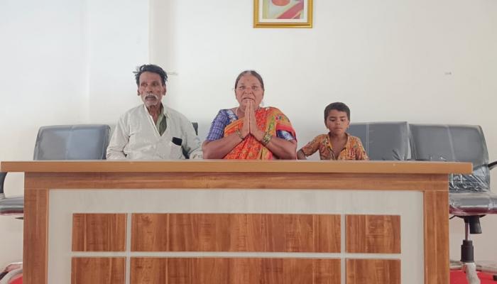 महिलेच्या कुटुंबाला खोट्या गुन्ह्यांत अडकविण्याची धमकी
