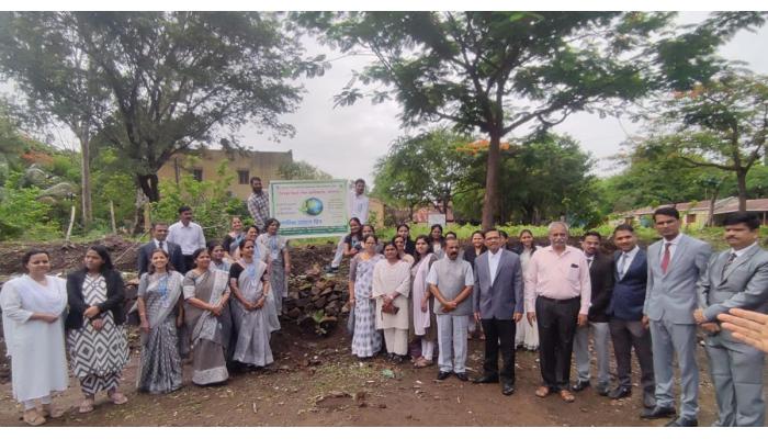 जिल्हा न्यायालयात जागतिक वृक्षारोपनाने पर्यावरण दिन साजरा