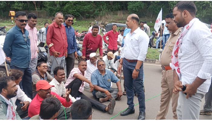 बच्चू कडूंच्या आंदोलनास पाठिंबा देण्यासाठी दिव्यांगांनी रोखला अशियाई महामार्ग