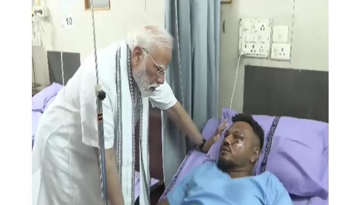 विमान दुर्घटनेच्या पार्श्वभूमीवर नरेंद्र मोदी गुजरातमध्ये दाखल