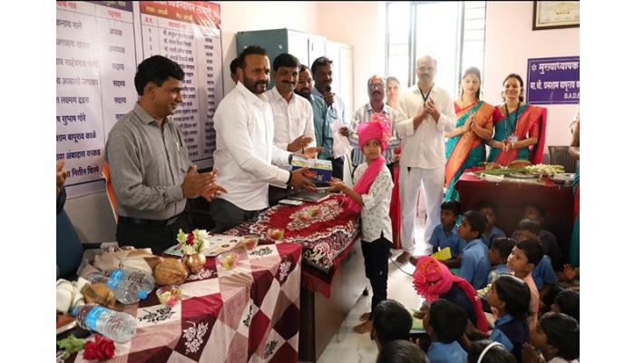 ग्रामविकास मंत्री जयकुमार गोरे यांच्या हस्ते शैक्षणिक गुढी उभारून शाळा प्रवेशोत्सव साजरा