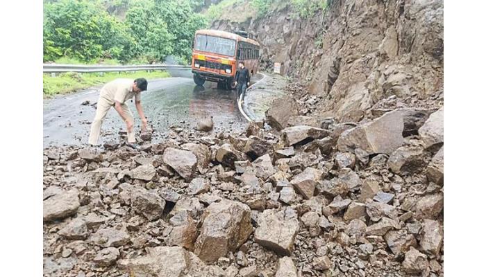 दिवशी घाटात कोसळली दरड