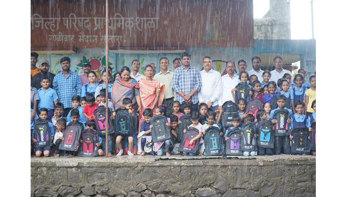 विलासपूर गोळीबार मैदान परिसरात 300 विद्यार्थ्यांना शालेय साहित्य वाटप