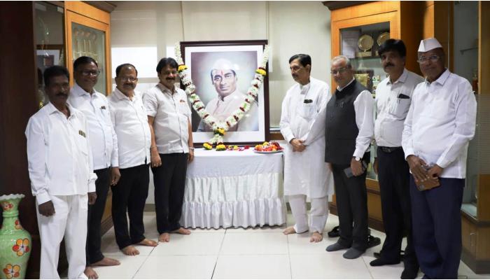 सातारा जिल्हा मध्यवर्ती सहकारी बँकेत आर.डी. पाटील यांची पुण्यतिथी साजरी !