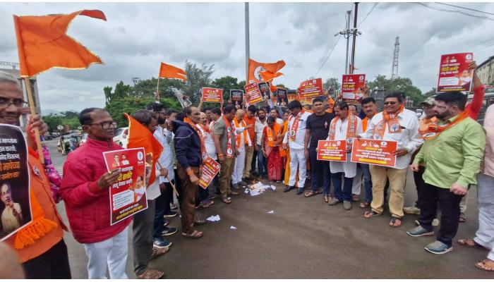 सातारमध्ये ठाकरे गटाकडून हिंदी जीआरची होळी
