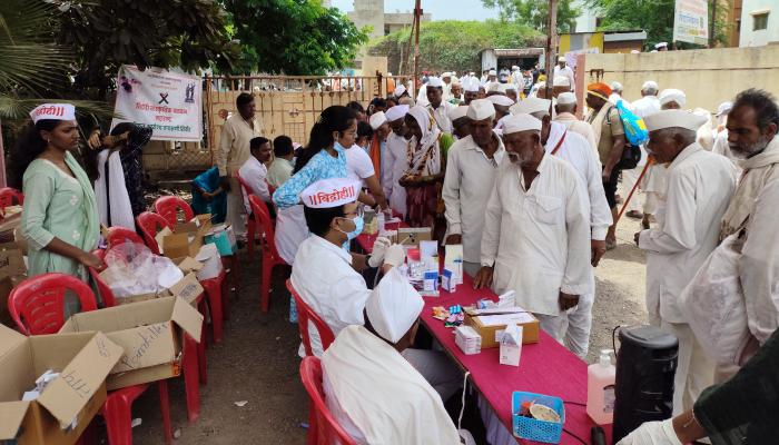 विद्रोही सांस्कृतिक चळवळीच्या वतीने इंदापूर येथे वारकर्यांसाठी मोफत आरोग्य शिबिर उत्साहात संपन्न