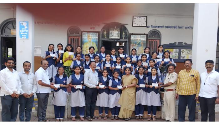 विद्यार्थ्यांना एसटी पास थेट शाळेत योजनेला उस्फूर्त प्रतिसाद